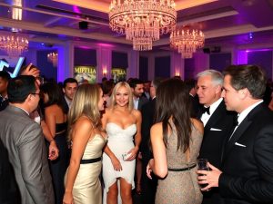 Vedete la un eveniment exclusivist, îmbrăcate elegant.